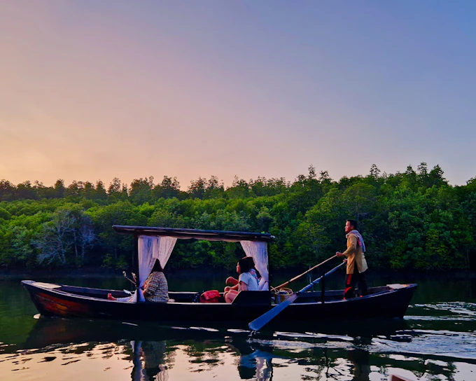 Koh Lanta Private Sunrise Gondola Boat Tour in Tung Yee Peng Mangroves with Breakfast