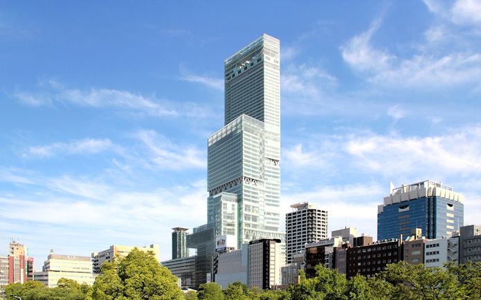 Harukas 300 Observatory building in Osaka, Japan, towering above cityscape.