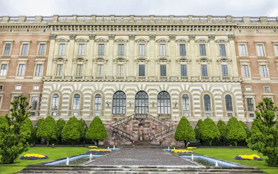 Royal Palace facade with garden, Stockholm, REDSIGHTSEEING tour.