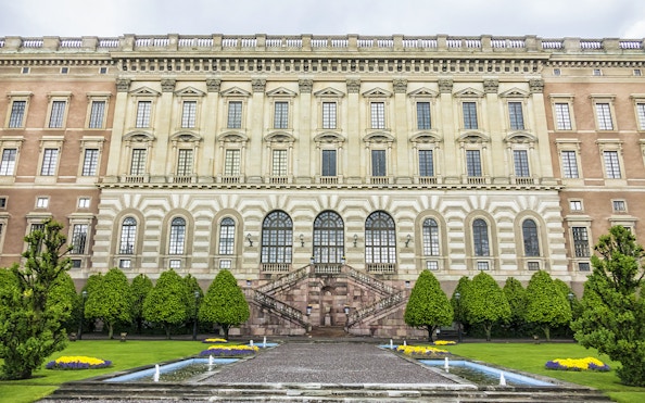 Royal Palace facade with garden, Stockholm, REDSIGHTSEEING tour.
