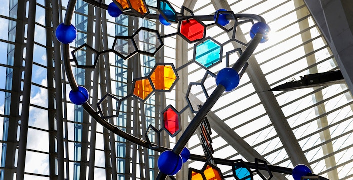Oceanogràfic Valencia aquarium with marine life exhibits, Príncipe Felipe Science Museum architecture in background.