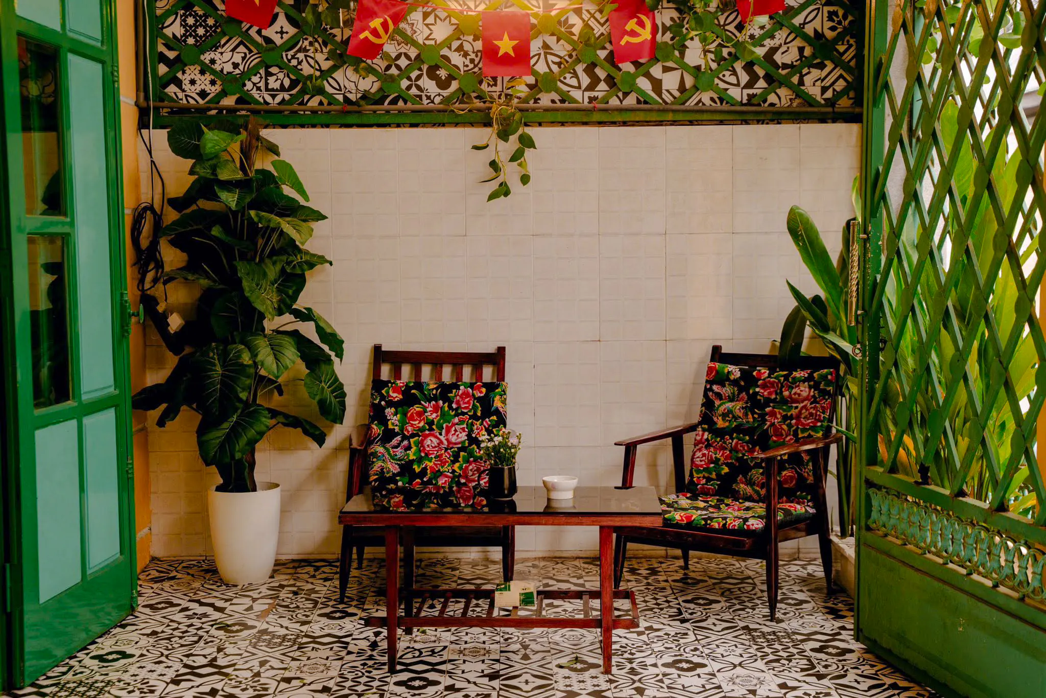 Cozy seating area for DIY coffee-making experience in Da Nang.