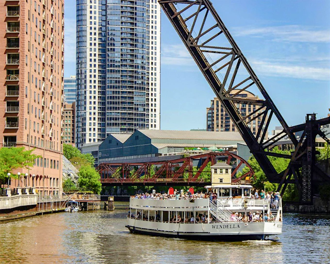90-min Chicago River and Lake Michigan Architecture Cruise by Wendella