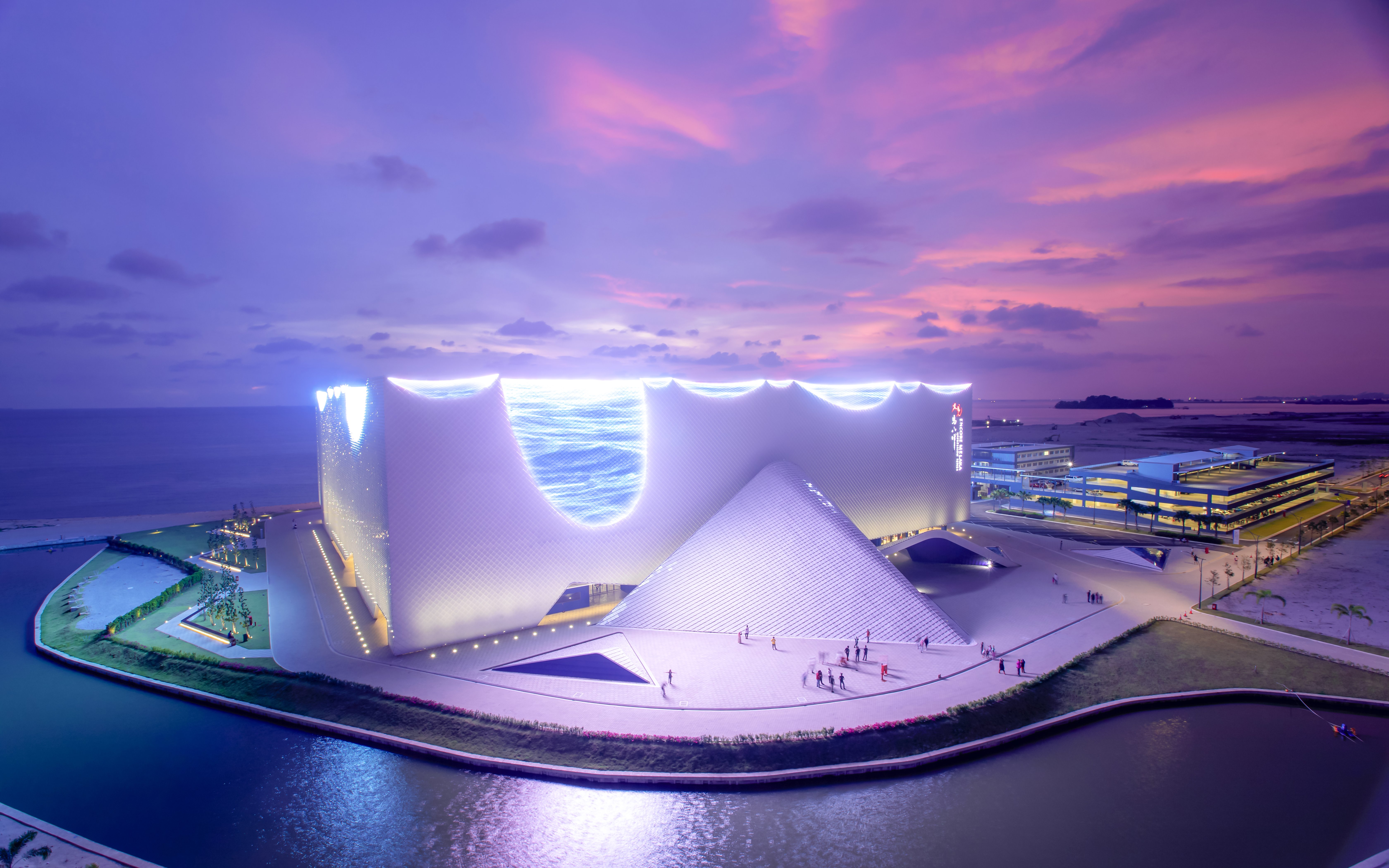 Encore Melaka theater in Melaka, Malaysia, with architecture inspired by sea and clouds.