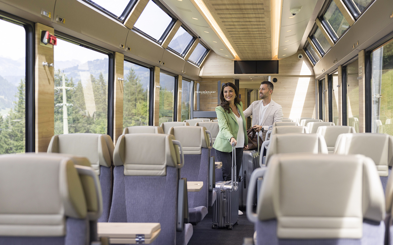 Asientos de segunda clase en el tren Golden Pass, Suiza.