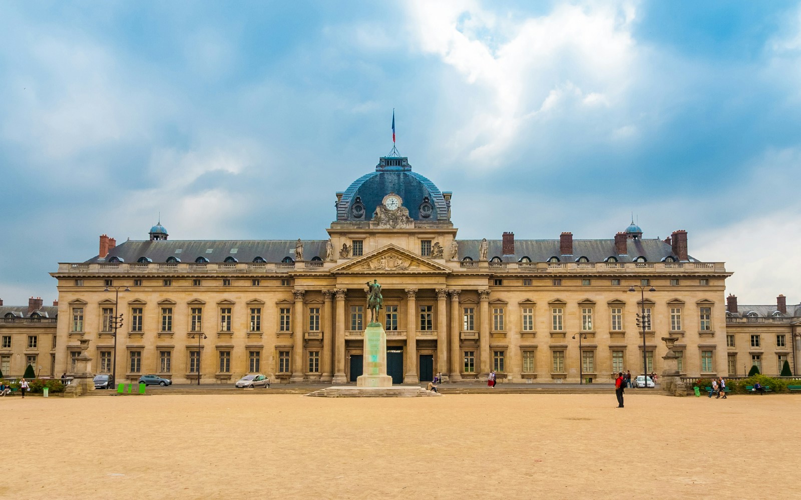 École Militaire building facade in Paris with historical architecture.