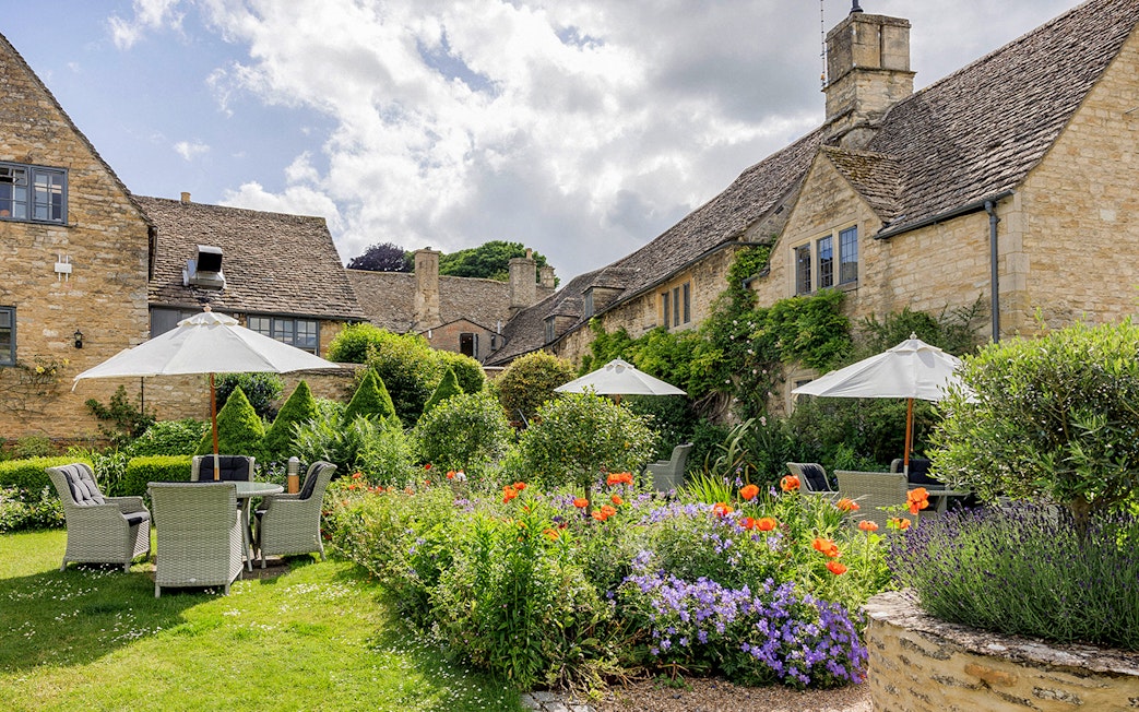 Country pub garden with outdoor seating in the Cotswolds, Oxford tour.