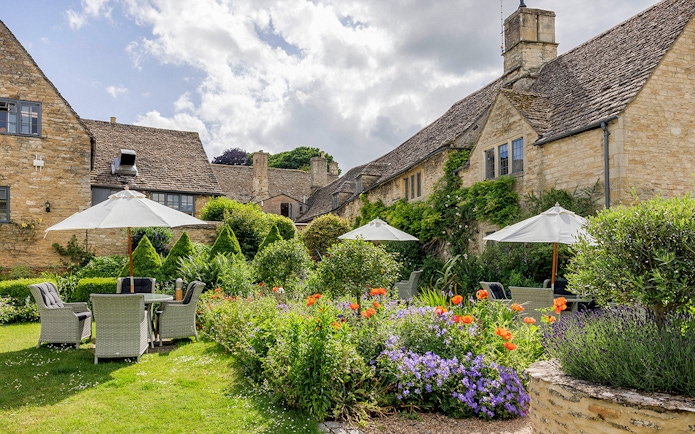 Country pub garden with outdoor seating in the Cotswolds, Oxford tour.