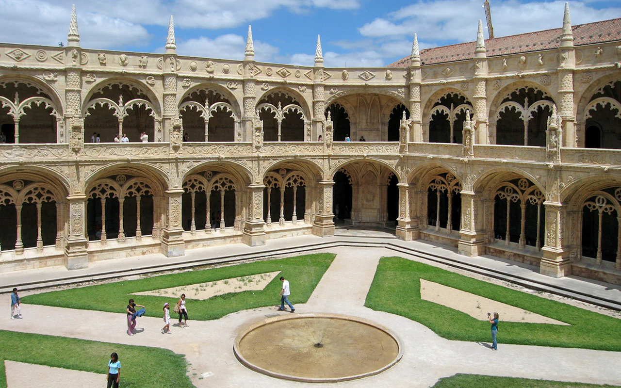 Ingresso al monastero dos Jerónimos con il tour panoramico di Lisbona di HIPPOtrip — 5