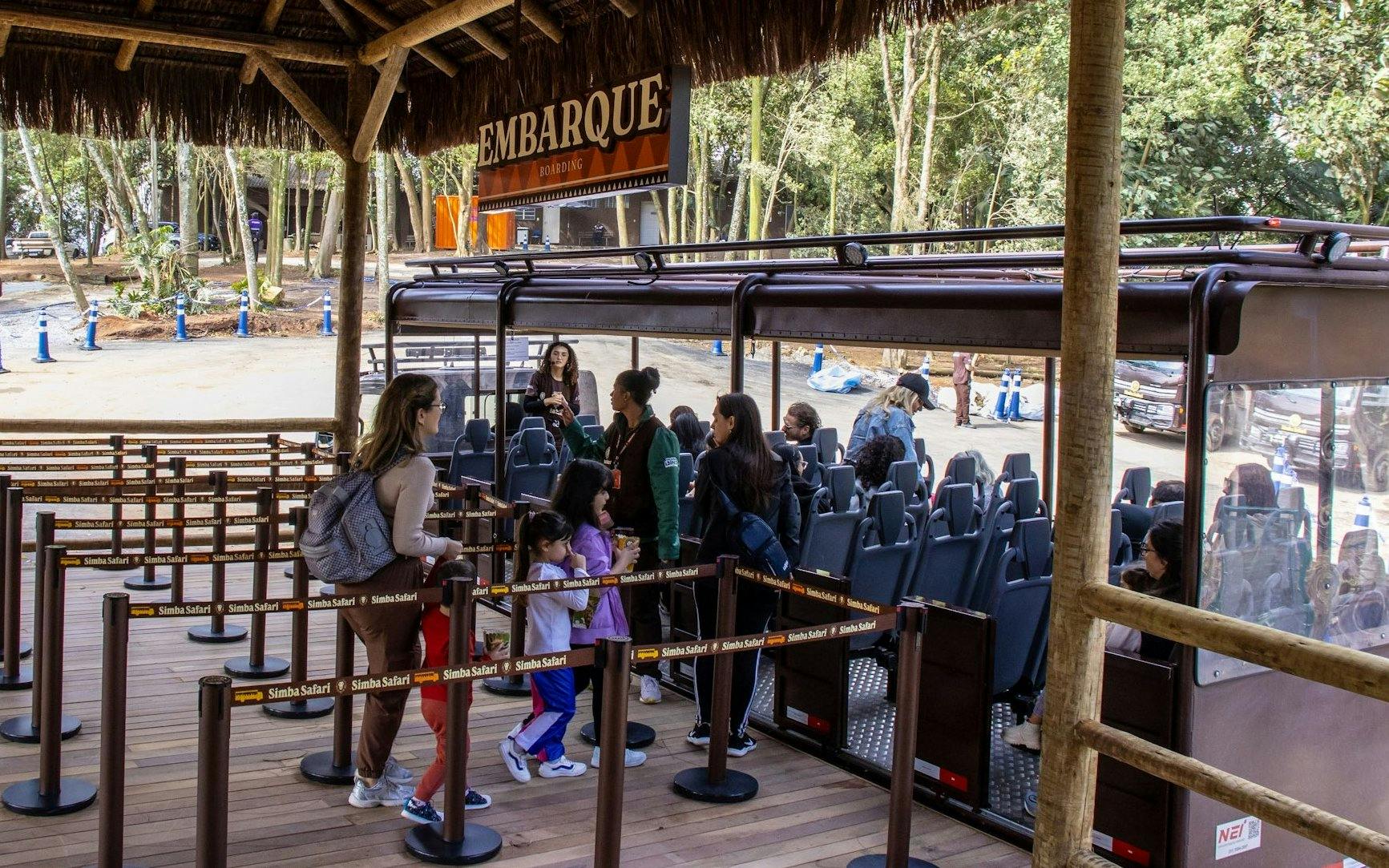 Visitors boarding safari vehicle at São Paulo Zoo entrance for Simba Safari.