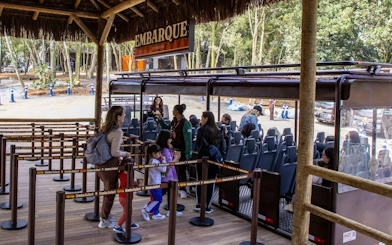 Visitors boarding safari vehicle at São Paulo Zoo entrance for Simba Safari.