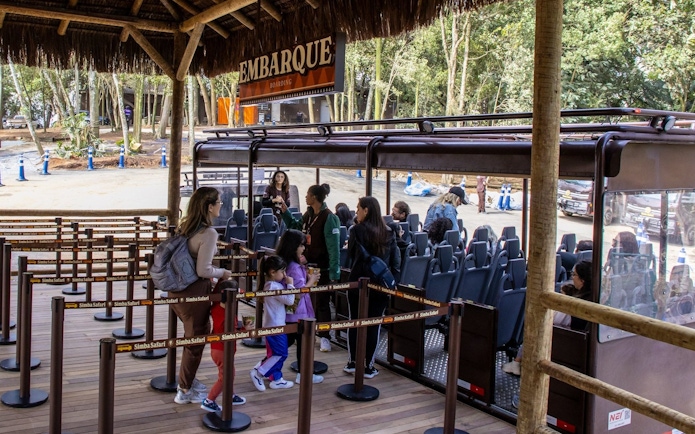 Visitors boarding safari vehicle at São Paulo Zoo entrance for Simba Safari.