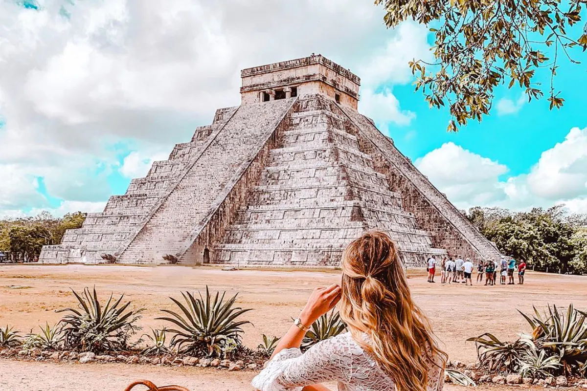 Chichén Itzá pyramid with tourists in Riviera Maya, Mexico.