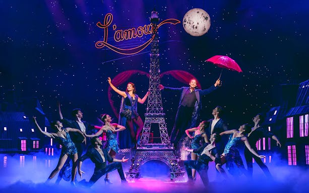 Performers dancing around Eiffel Tower set in MOULIN ROUGE! De Musical.