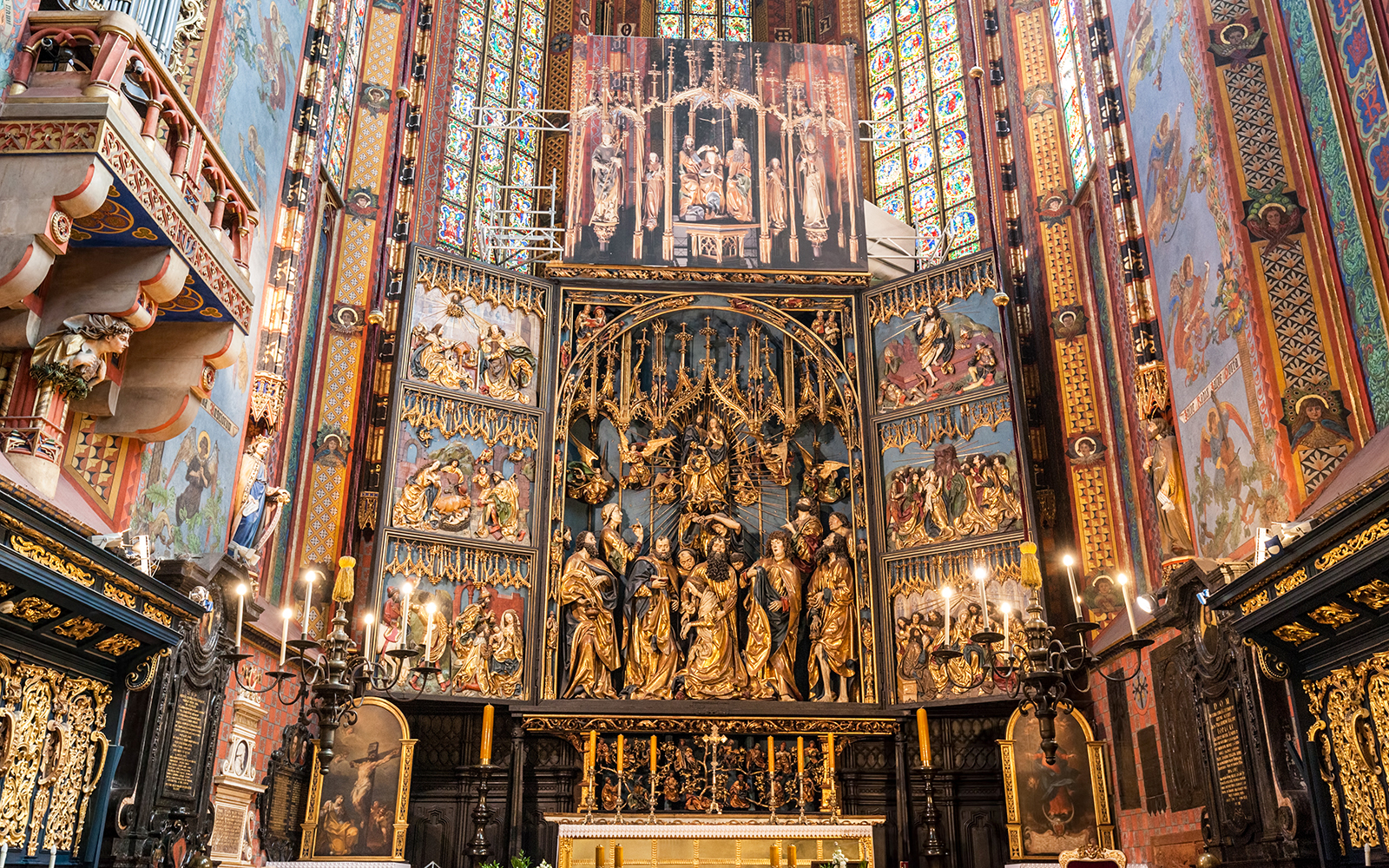 St. Mary’s Basilica interior with ornate altarpiece, Kraków guided tour.