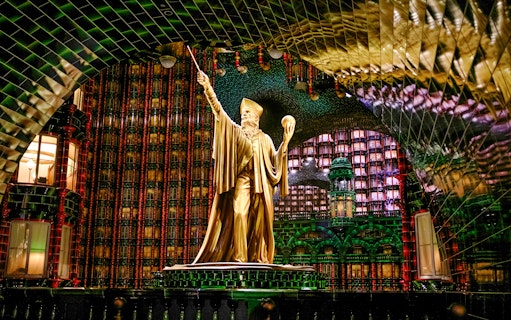 Golden statue in the Ministry of Magic at Epic Universe, Universal Orlando.