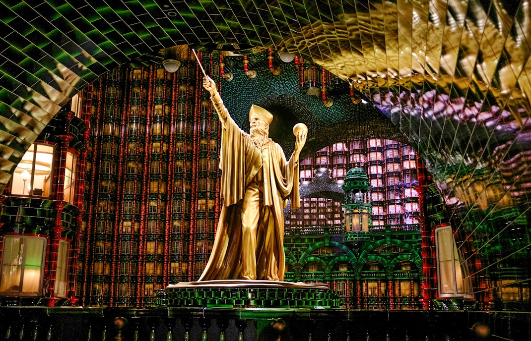 Golden statue in the Ministry of Magic at Epic Universe, Universal Orlando.