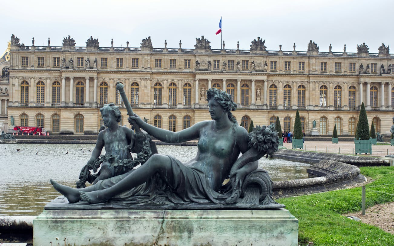 visite guidée en petit groupe avec accès coupe-file au château et aux jardins de versailles, avec trajet aller-retour en train depuis paris-4