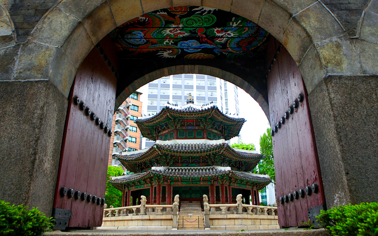 Pagoda viewed through a traditional gate on the 1 Day Hop On Hop Off Tour of Dongdaemun.