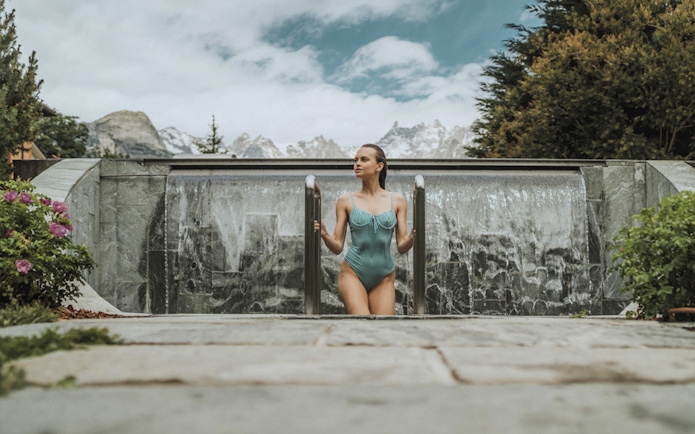 Visitor enjoying the pool at QC Terme Prè Saint Didier Resort & Spa with mountain view.