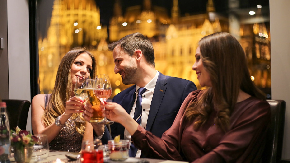 Budapest dinner cruise with live piano battle show on the Danube River.
