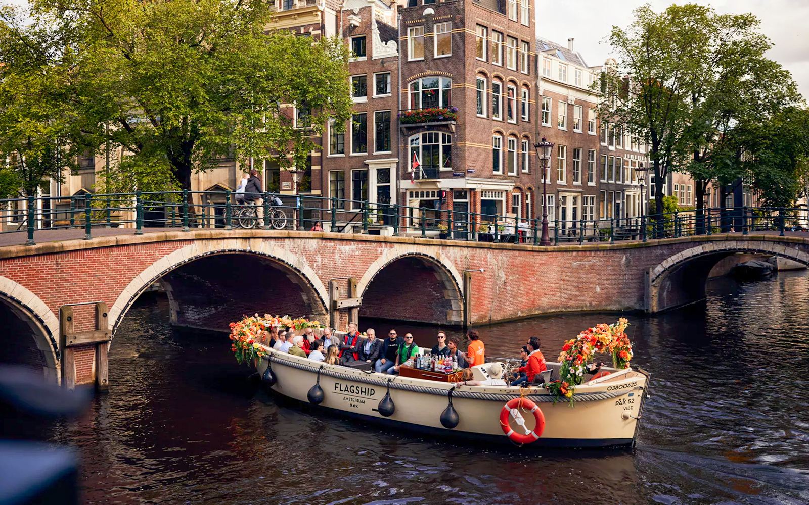 Amsterdam: 1-Hour Guided Luxury Canal Cruise on Authentic Flowerboat