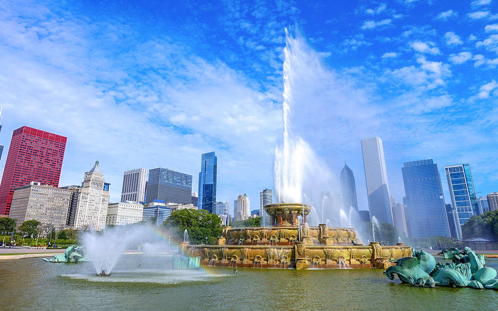 Buckingham Fountain with Chicago skyline in the background.