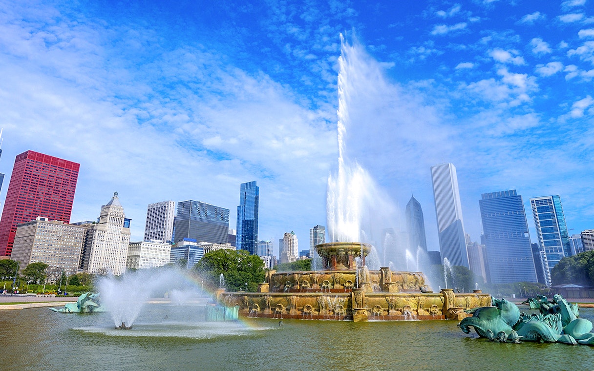 Buckingham Fountain with Chicago skyline in the background.
