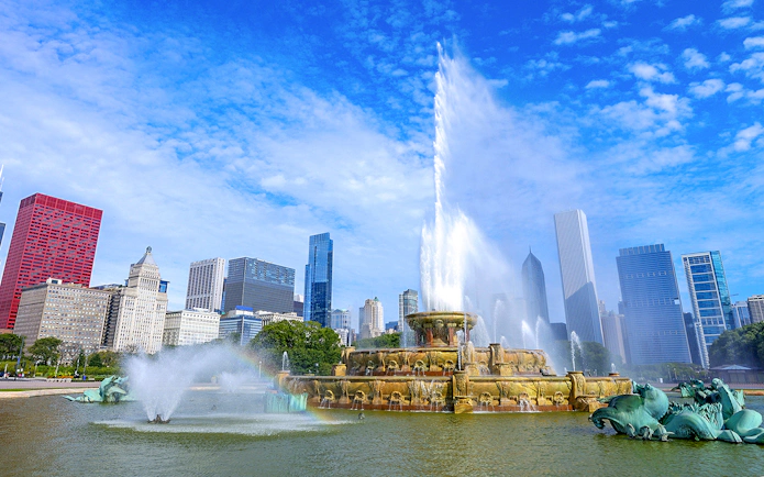 Buckingham Fountain with Chicago skyline in the background.