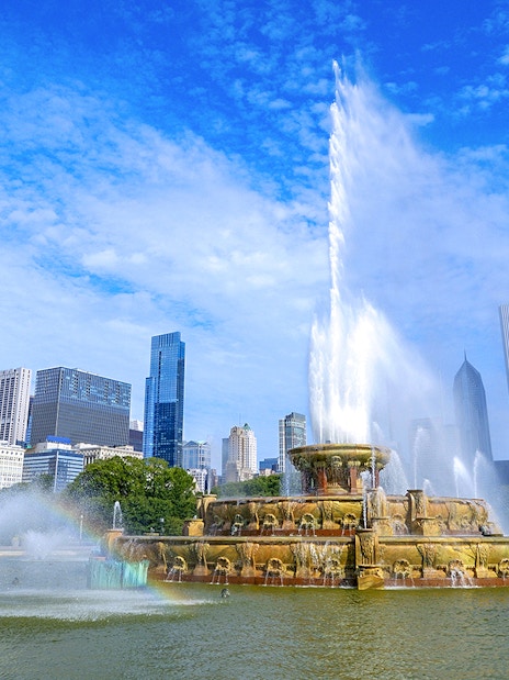 Buckingham Fountain with Chicago skyline in the background.