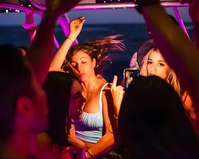 From Dubai Marina: 4-Hour Night Party Yacht Cruise with BBQ, DJ & Unlimited Beverages
