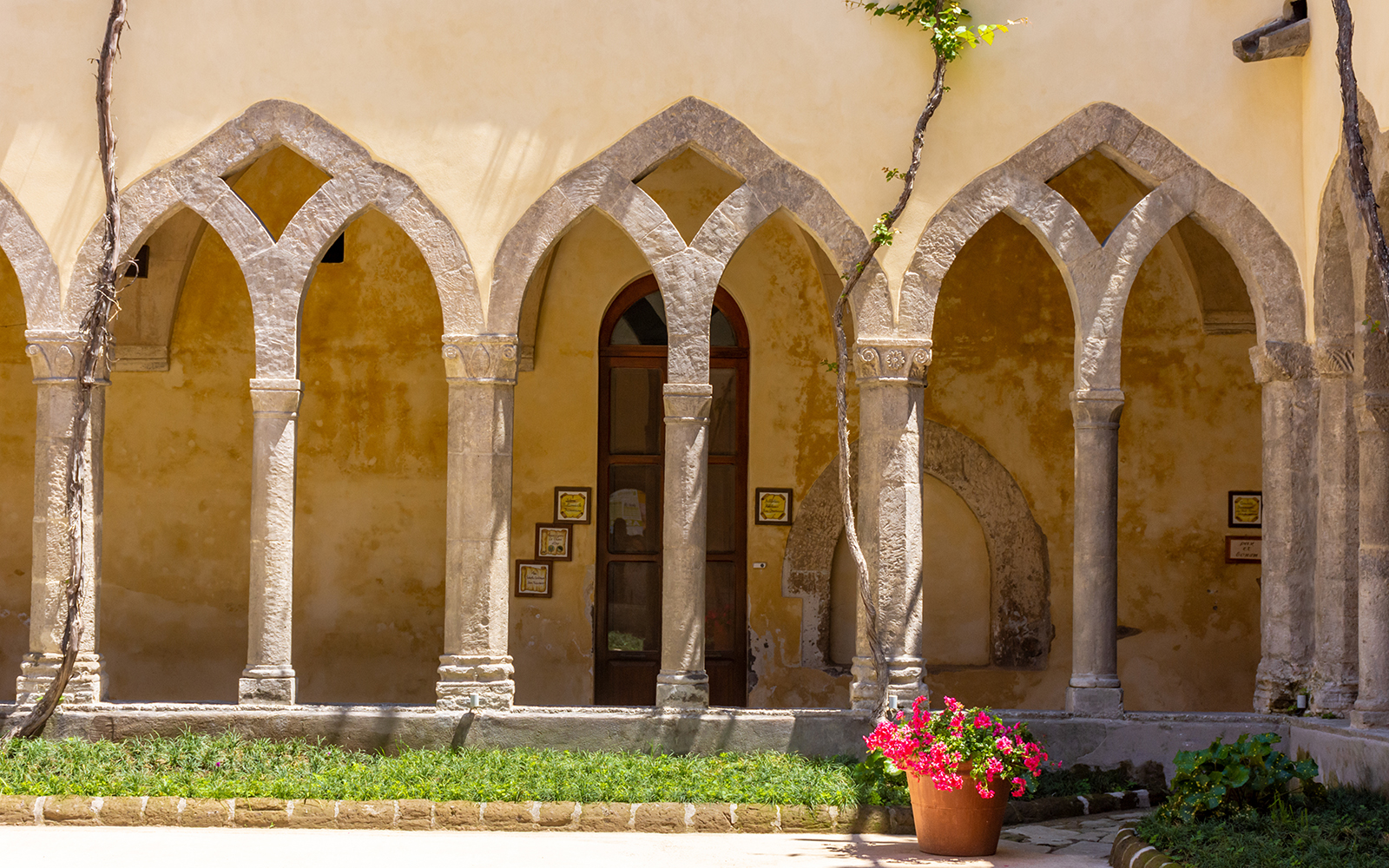 Chiostro di San Francisco courtyard with arches, part of Rome to Amalfi day trip experience.