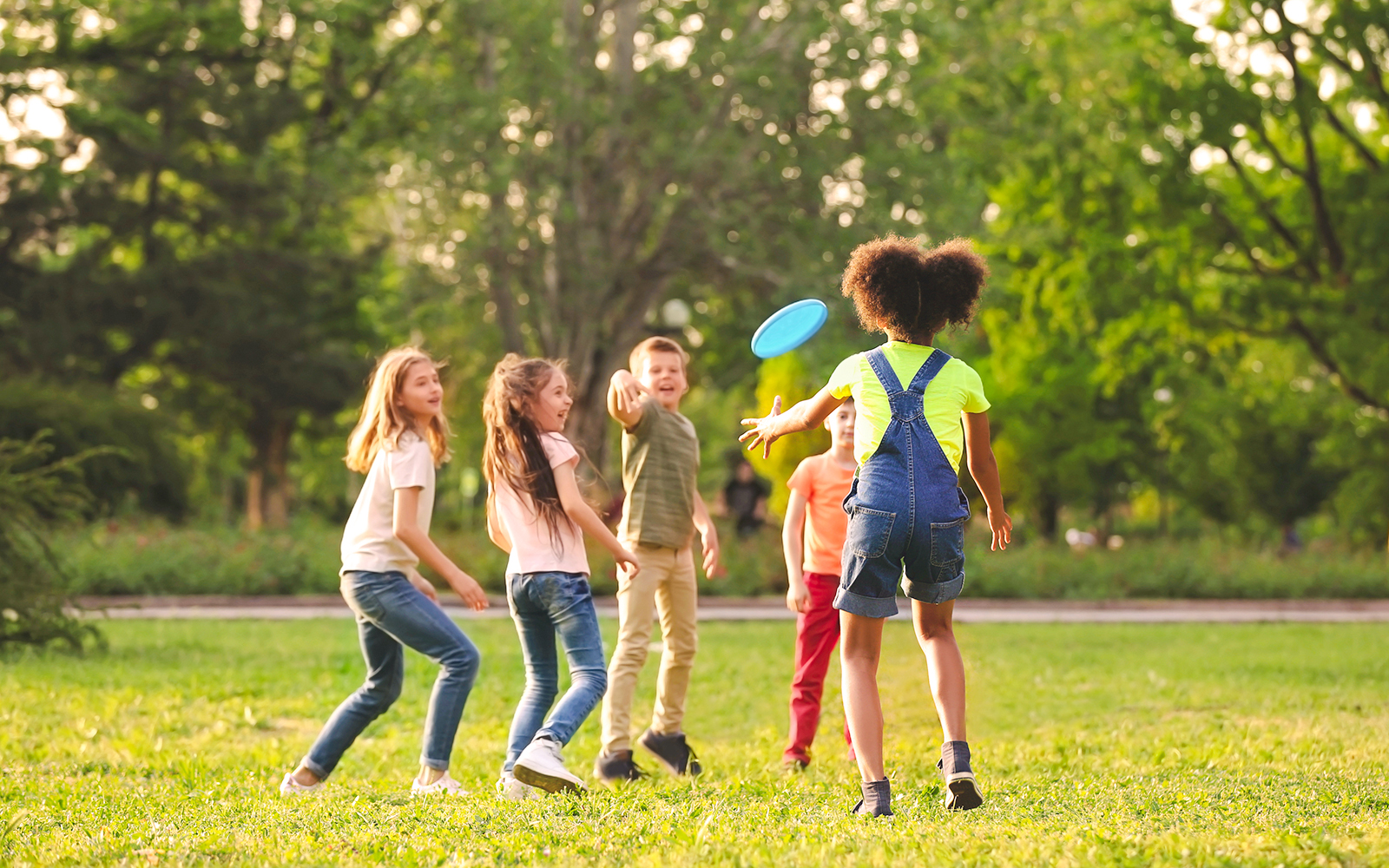 Children playing frisbee in Parc du Mont Evrin.