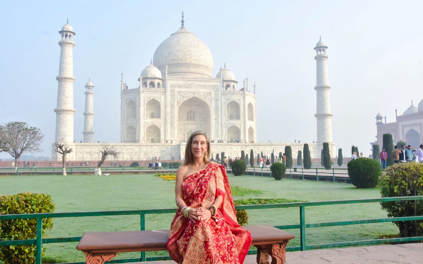 Taj Mahal Express Entry Guided Tour with Pickup and Drop-off
