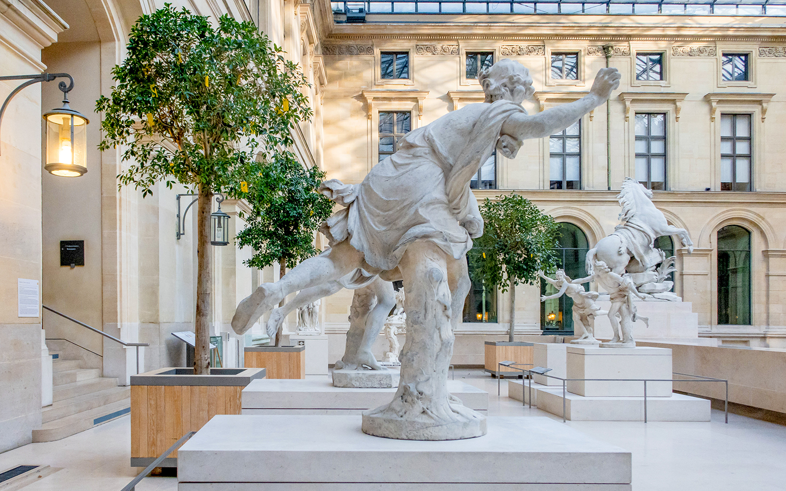 Visitantes disfrutando del acceso directo al Museo del Louvre de París