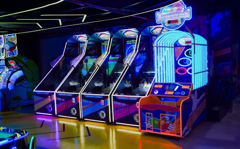zestaw biletów do black bunny dubai – trampolina, strefa zabaw i gokarty-1