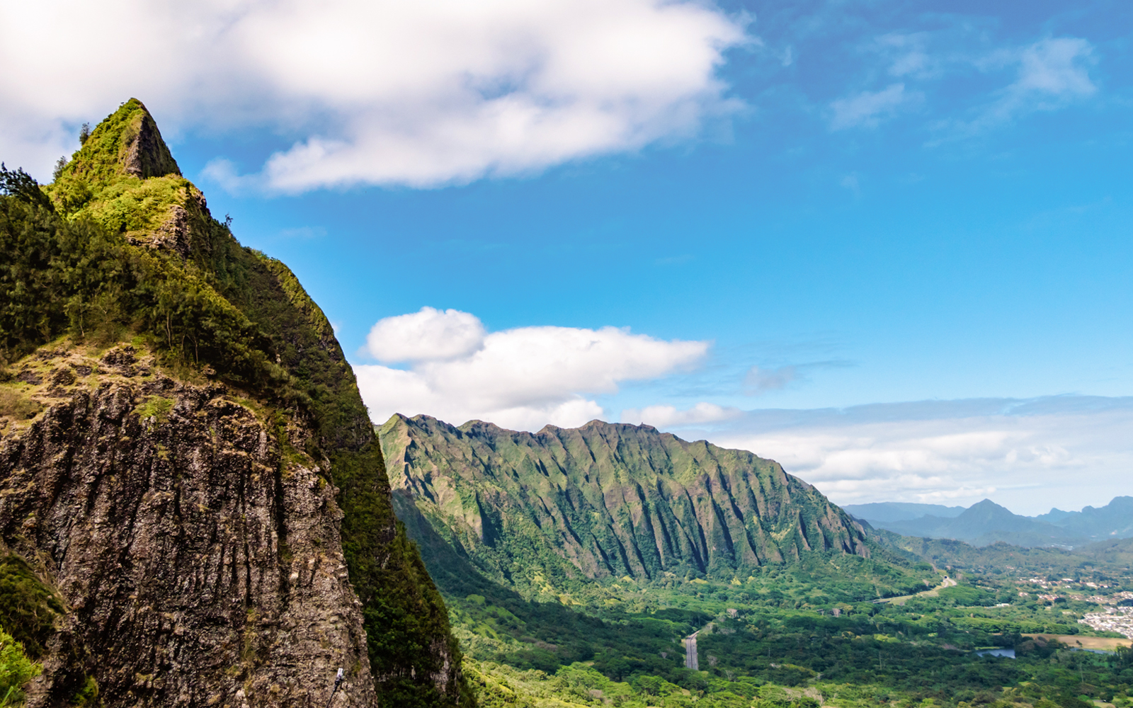 Nuuanu Pali Lookout view of lush green mountains and valley in Oahu, Hawaii.
