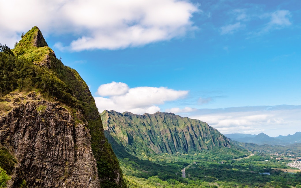 Nuuanu Pali Lookout view of lush green mountains and valley in Oahu, Hawaii.