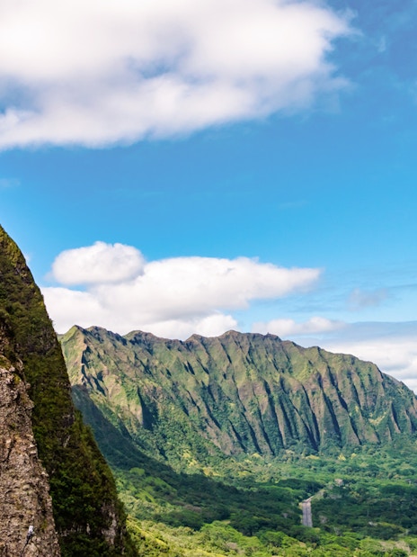 Nuuanu Pali Lookout view of lush green mountains and valley in Oahu, Hawaii.