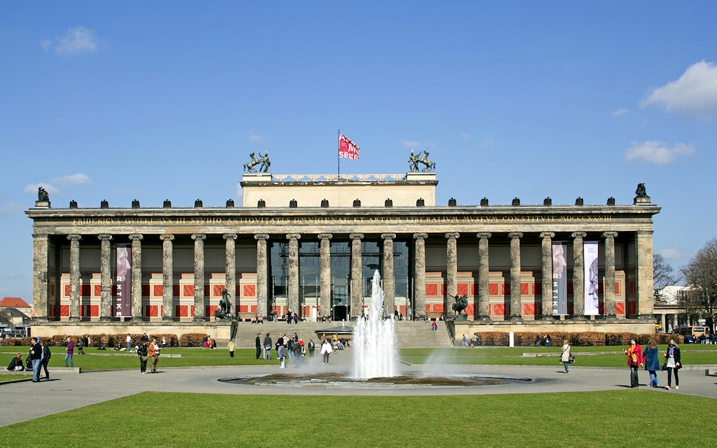 Altes Museum in Berlin with fountain and visitors in the foreground.