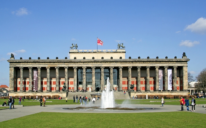 Altes Museum in Berlin with fountain and visitors in the foreground.
