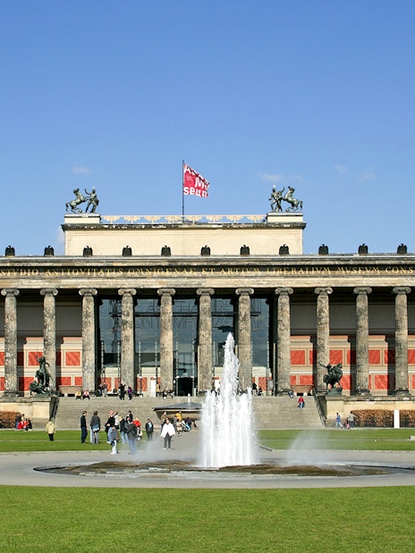 Altes Museum in Berlin with fountain and visitors in the foreground.