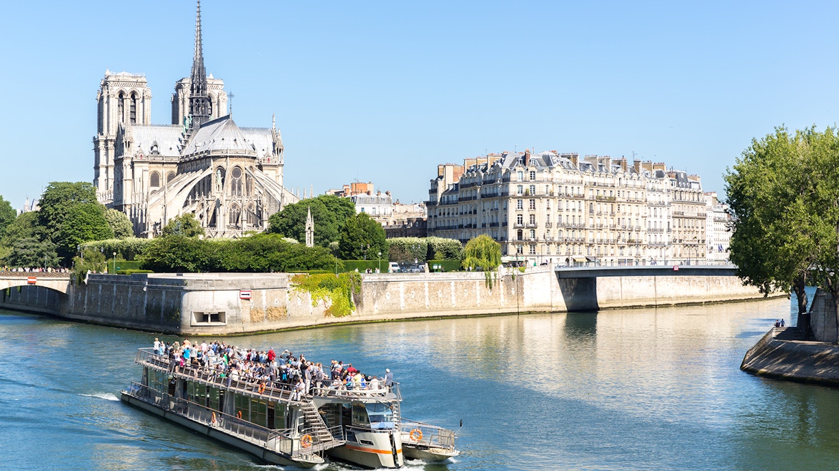 Guided Cruise sailing in Seine river, Paris