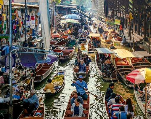 Boats filled with vendors and tourists at Damnoen Saduak Floating Market, Bangkok, Thailand.