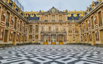 visite guidée en petit groupe avec accès coupe-file au château et aux jardins de versailles, avec trajet aller-retour en train depuis paris-3