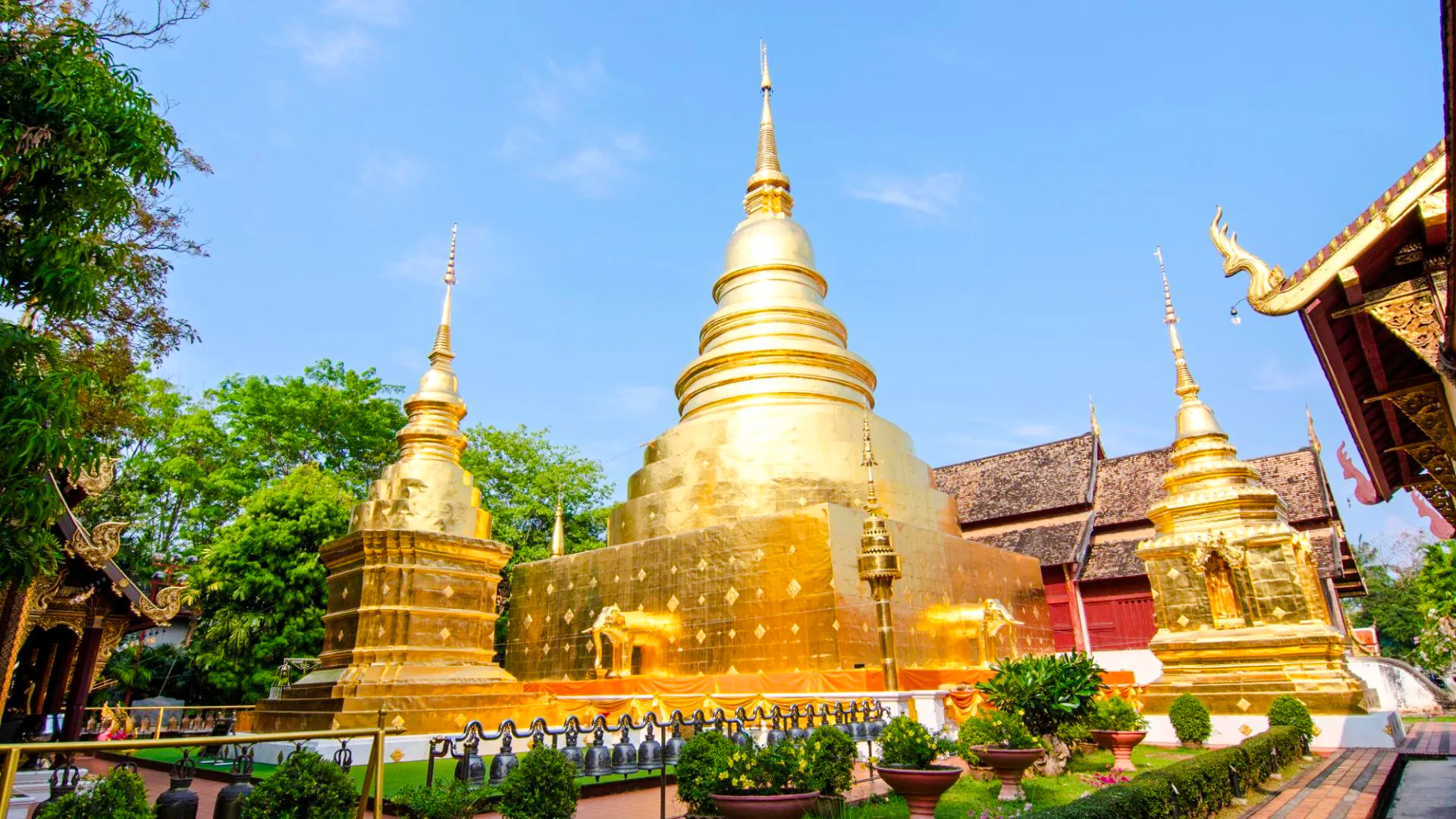 Chiang Mai Wat Phra Singh Small-Group Guided Tour with Thai Costume Rental