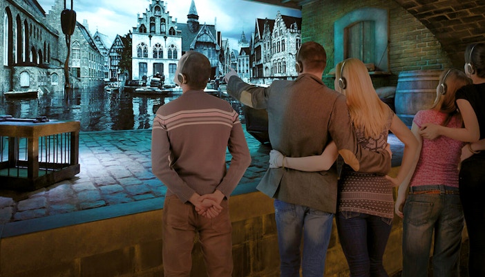 Visitors at the Historium Brugge, having a look at the Quays.