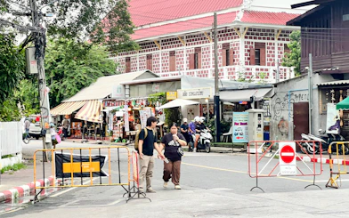 Wat Chedi Luang Small-Group Guided Tour with Buddhist Monk Chat