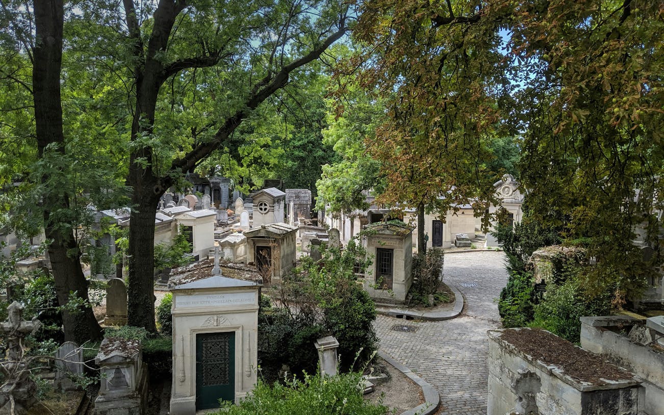 visite à pied en petit groupe du cimetière du père-lachaise, suivie d'une dégustation de vin et de fromages dans un bar du quartier-3