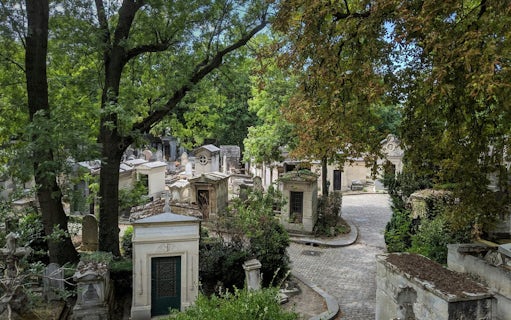 tur pietonal de grup mic la cimitirul père lachaise, cu degustare de vinuri și brânzeturi la un bar local-3